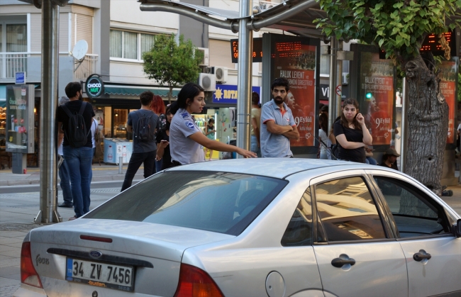 İzmir’de tramvay trafiğe takıldı
